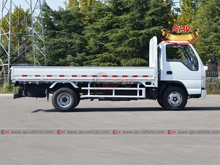 ISUZU 100P Cargo Lorry - Right Side